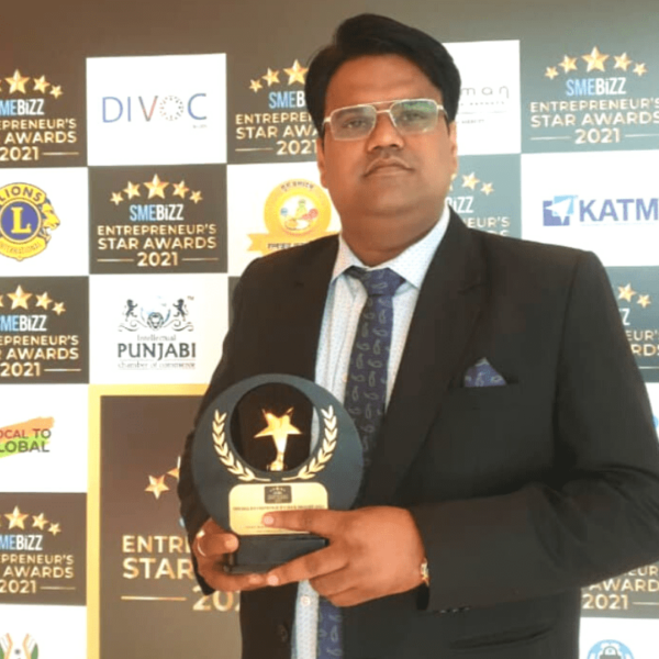 Ashish Kumar Agarwal receiving SMEBIZZ Entrepreneurs Star Award 2021 for excellence in franchise and startup mentoring