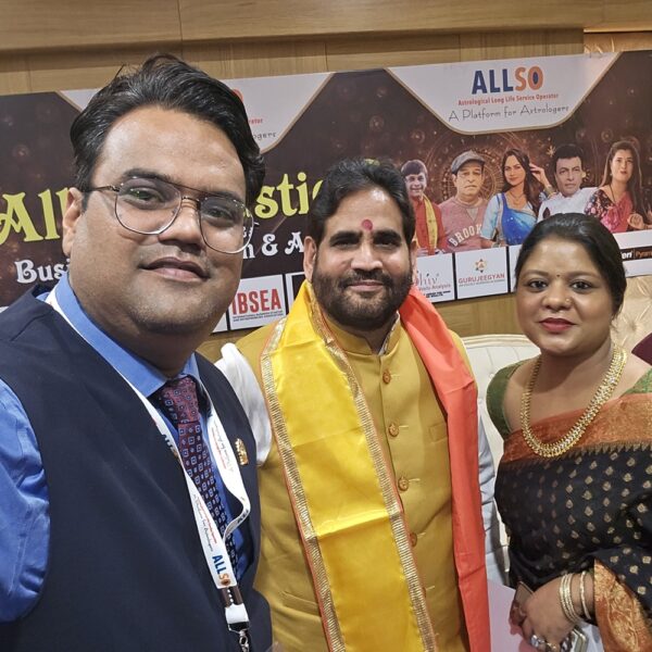 Astrologer Dr  HS Rawat with Ashish Kumar Agarwal at Franchise Batao Holistic Business Exhibition in Ahmedabad